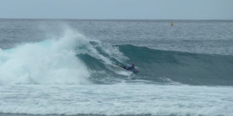 surfeur et belles vagues