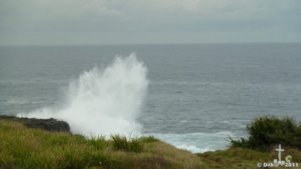 souffleur : la mer s'engouffre dans la roche et ressort en faisant un bruit de baleine qui souffle