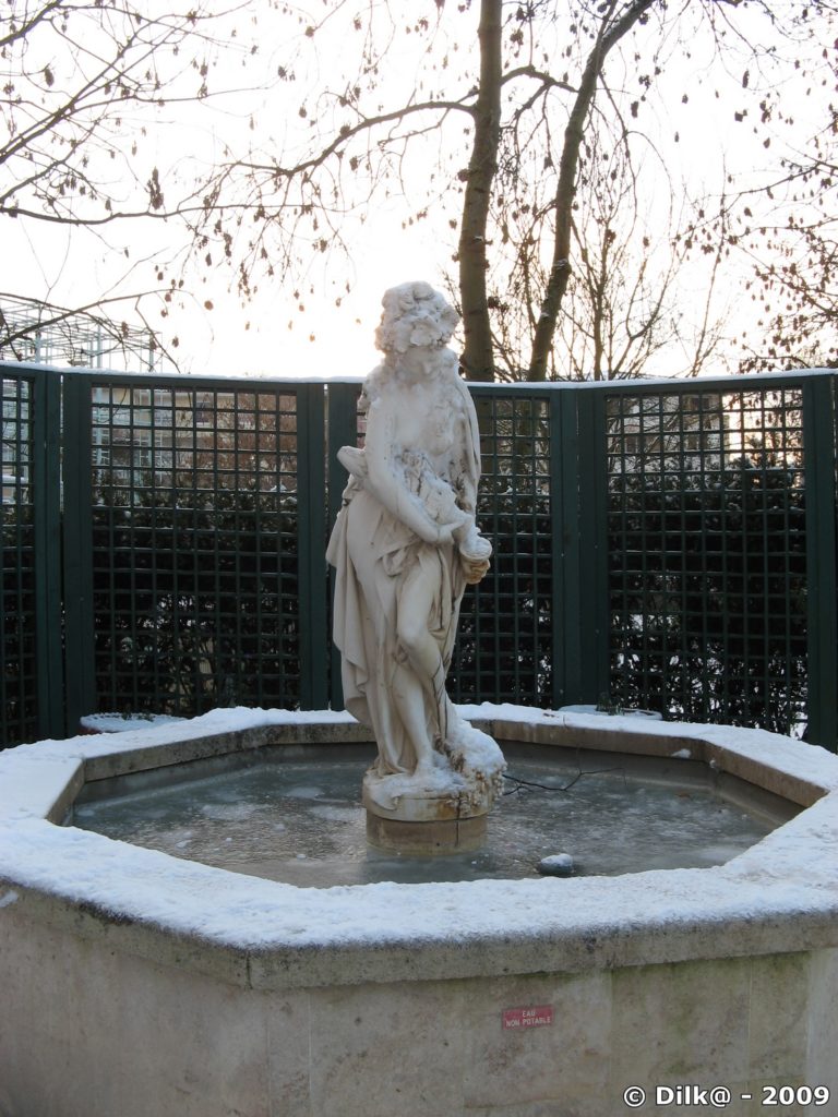 Statue de marbre sur eau gelée