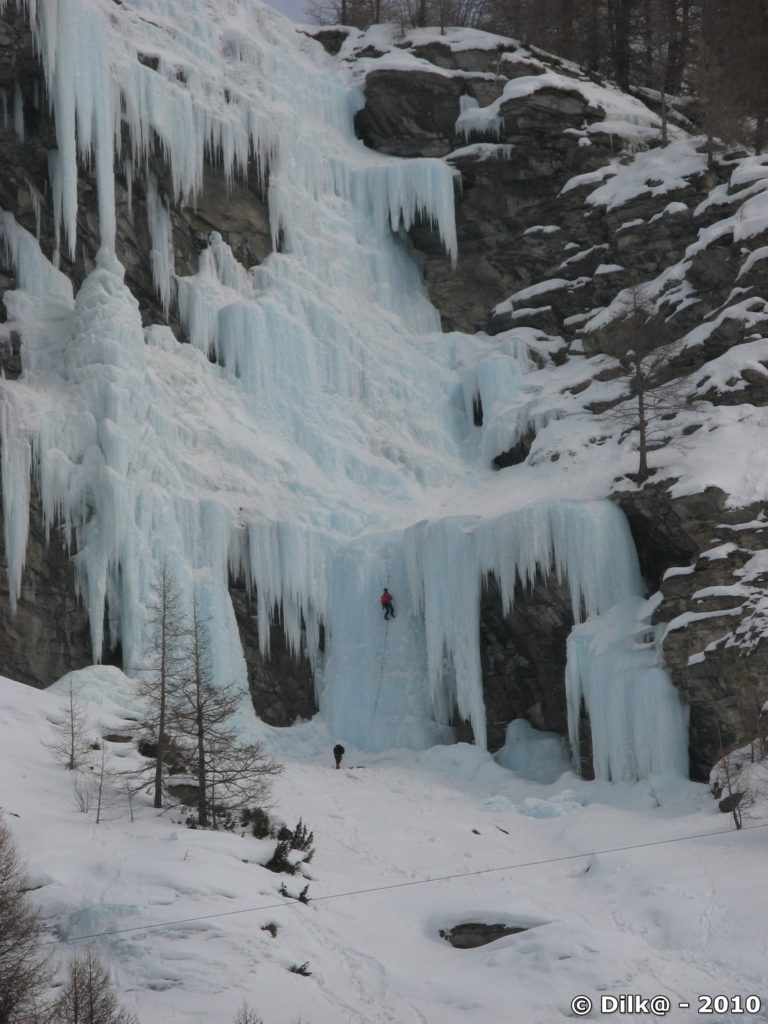 Escalade de cascade de glace dans la vallée de l'Averole