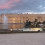 Le château de Versailles doré par le coucher du soleil