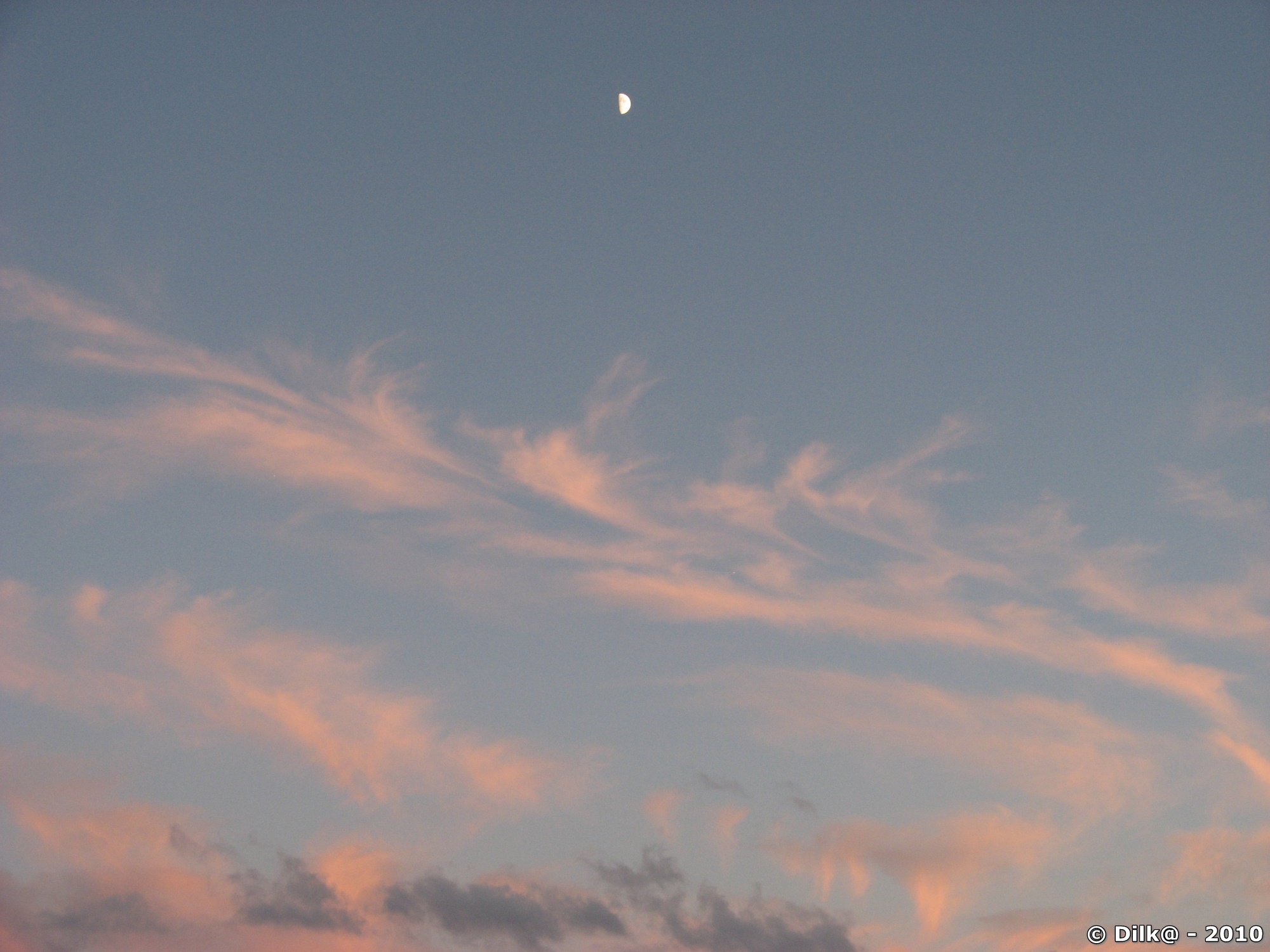 La lune et les nuages