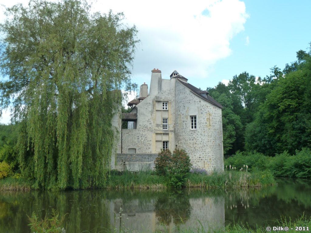 L'Étang de la Chasse et son château du XIIe siècle