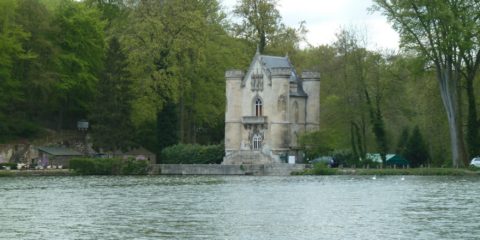 Le château de la Reine Blanche au bord de l’étang de la Loge