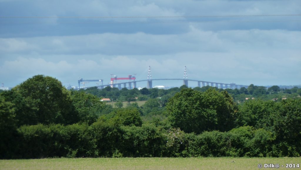 Au loin, le pont de Saint-Nazaire