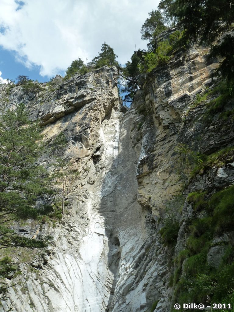La cascade du Merderel est à sec cet été mais on voit l'érosion de l'eau dans la roche.