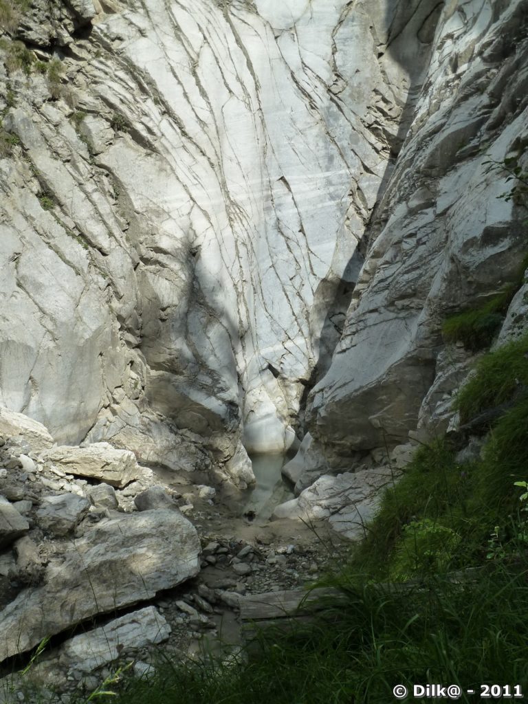 La petite goutte d'eau en bas de la cascade du Merderel