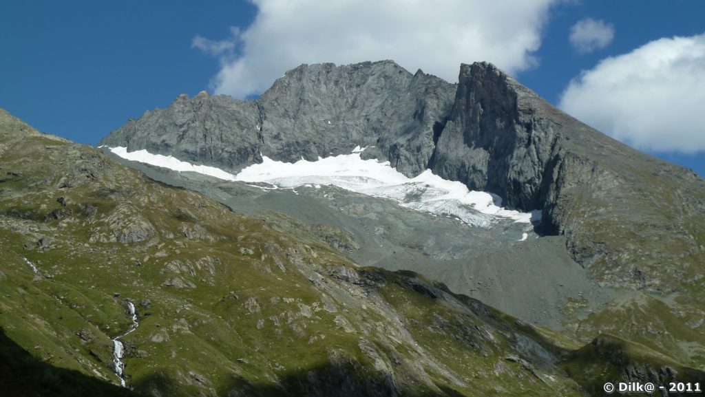 La Bessanèse et le glacier des Grandes Pareis, tout en bas le hameau de l'Avérole (2050 m)