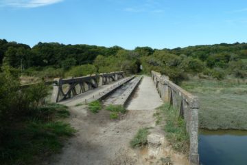 Sentier de randonnée sur un ancien pont de la voie ferrée