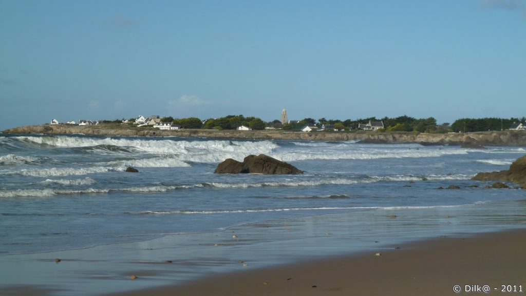 Les fortes vagues au large de la plage de la Govelle attirent de nombreux surfeurs