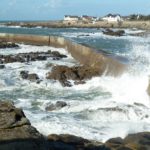 Les fortes vagues se cassent sur la digue de la plage de Batz