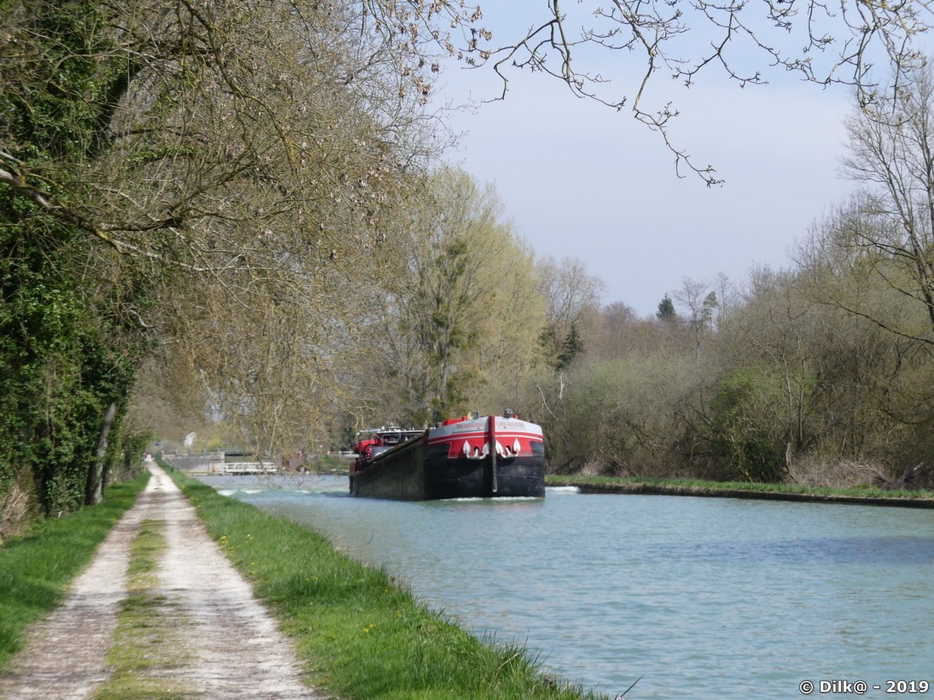 Le canal du Loing de Nemours à MoretsurLoing Voyager, découvrir, partager