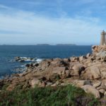 Le phare de Ploumanac'h et à l'horizon, l'archipel des Sept-Îles