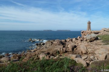 Le phare de Ploumanac’h et à l’horizon, l’archipel des Sept-Îles