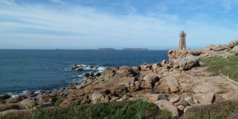 Le phare de Ploumanac'h et à l'horizon, l'archipel des Sept-Îles