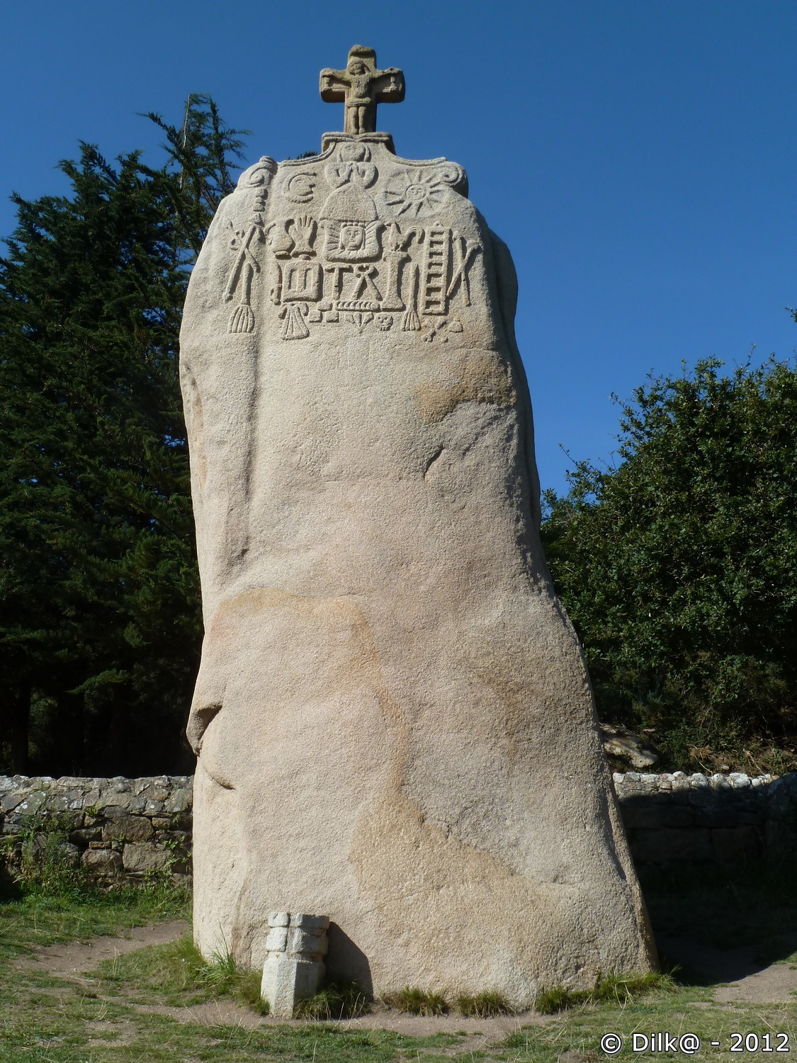 Les sculptures du menhir de Saint-Uzec