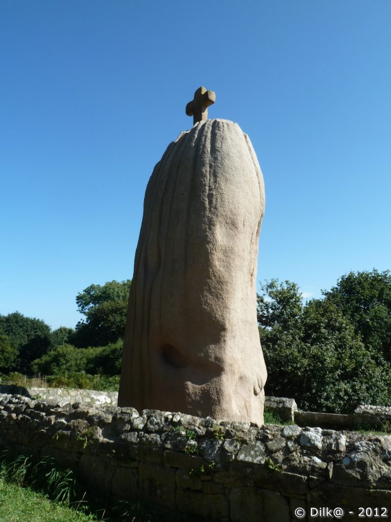 Le menhir de Saint-Uzec