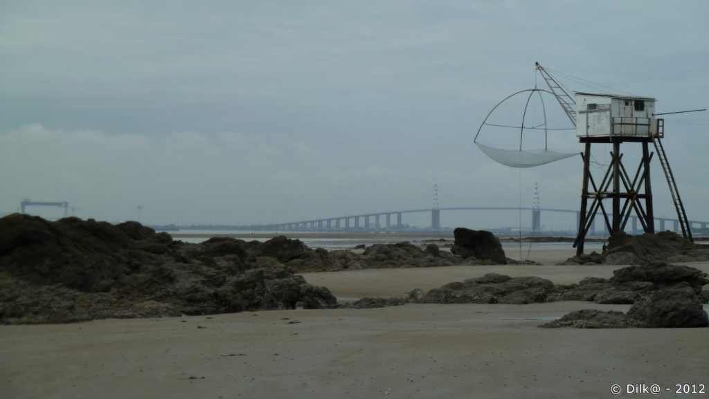 Le pont de Saint-Nazaire et une pêcherie à marée basse