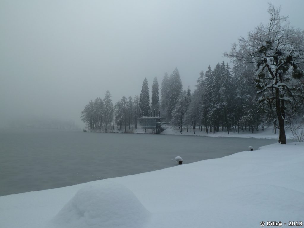 Le lac dans la brume du matin