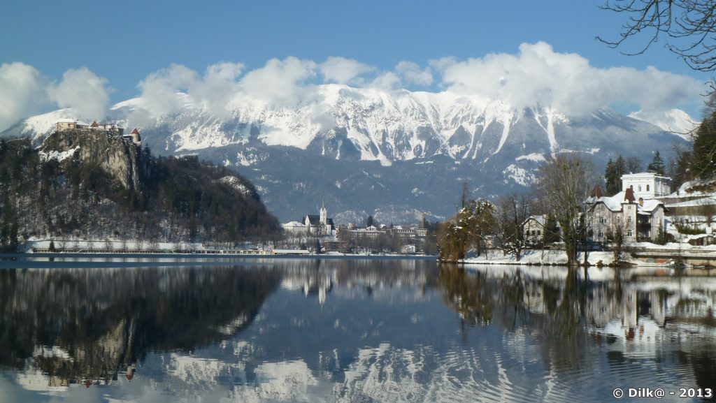 Reflets du château sur le lac de Bled