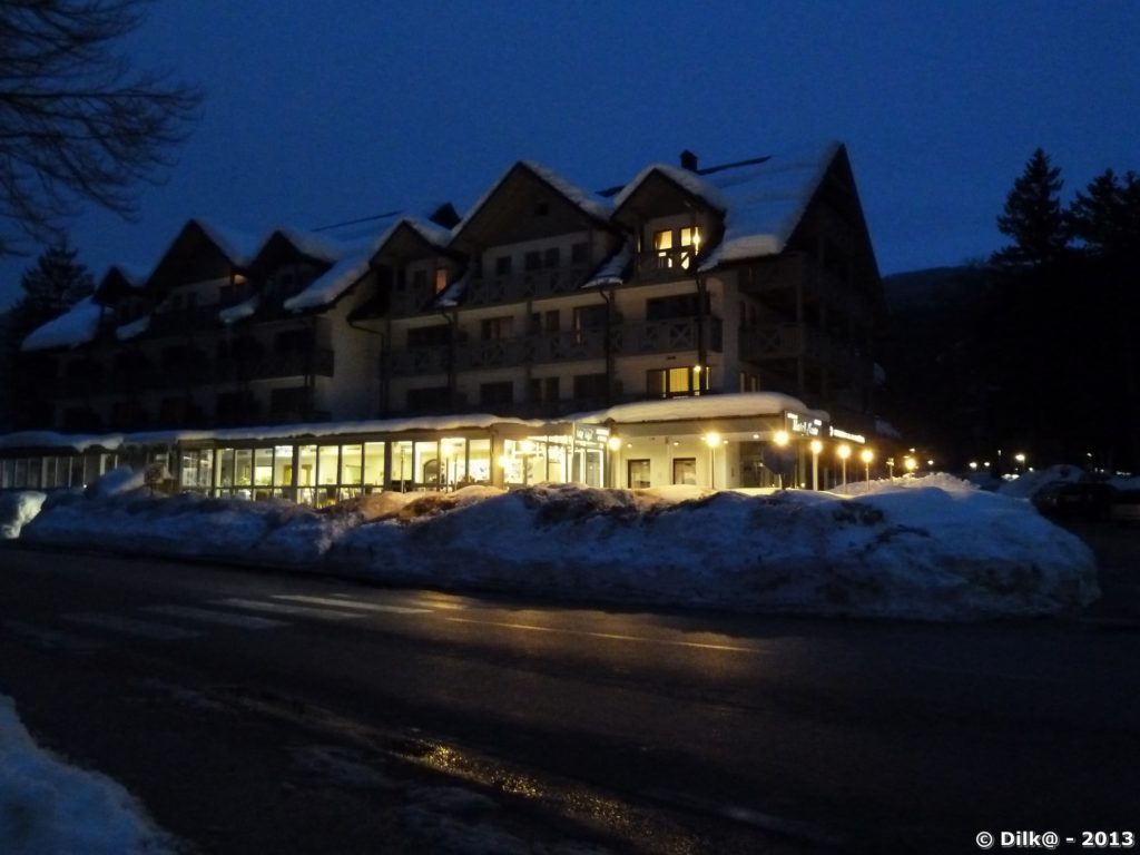 L'hôtel Jezero de nuit