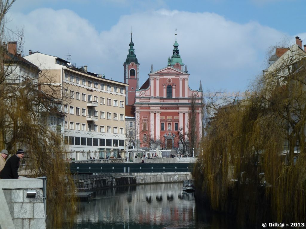 Le fleuve Ljubljanica et l'église franciscaine