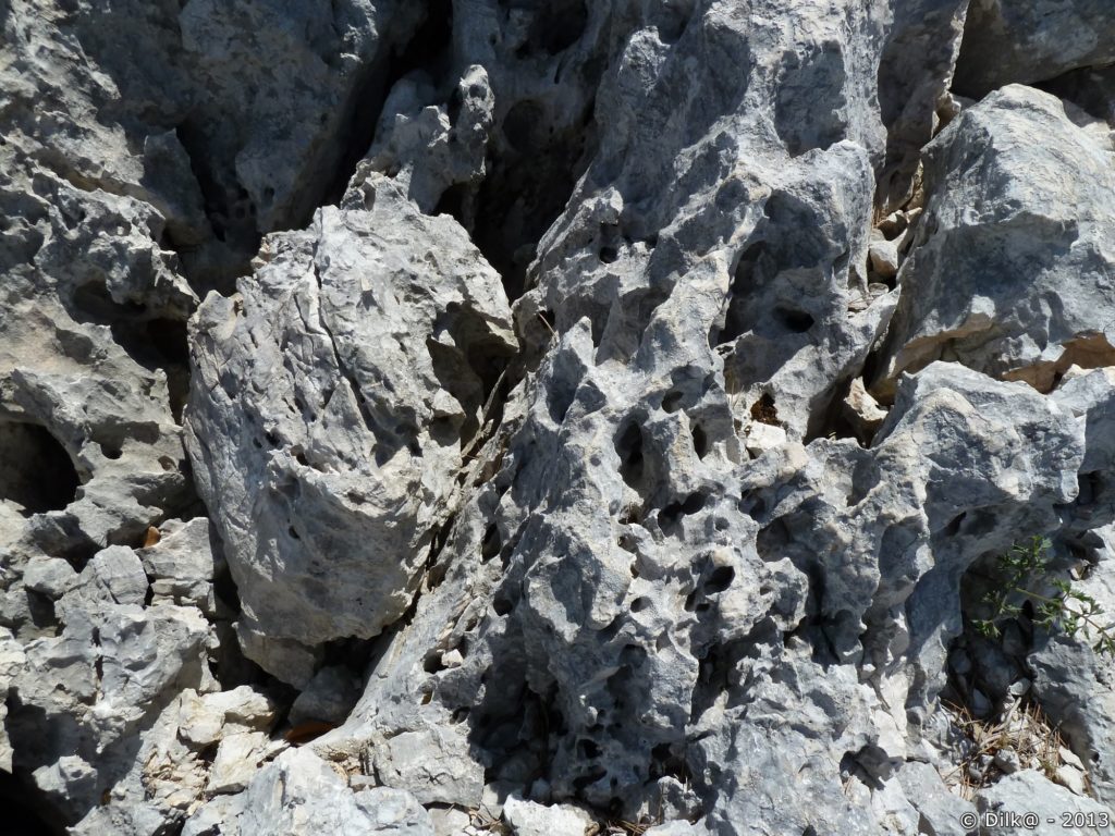 L'érosion dans la roche forme des trous