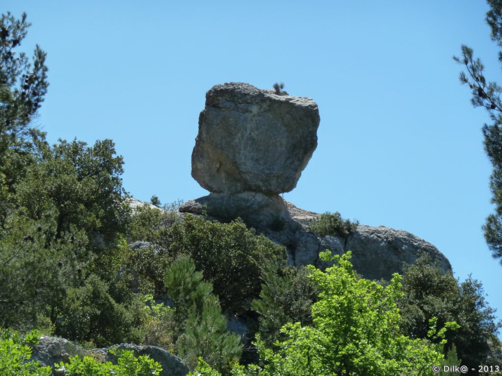 Un rocher en équilibre qui rappelle ceux le la côte de Granit Rose