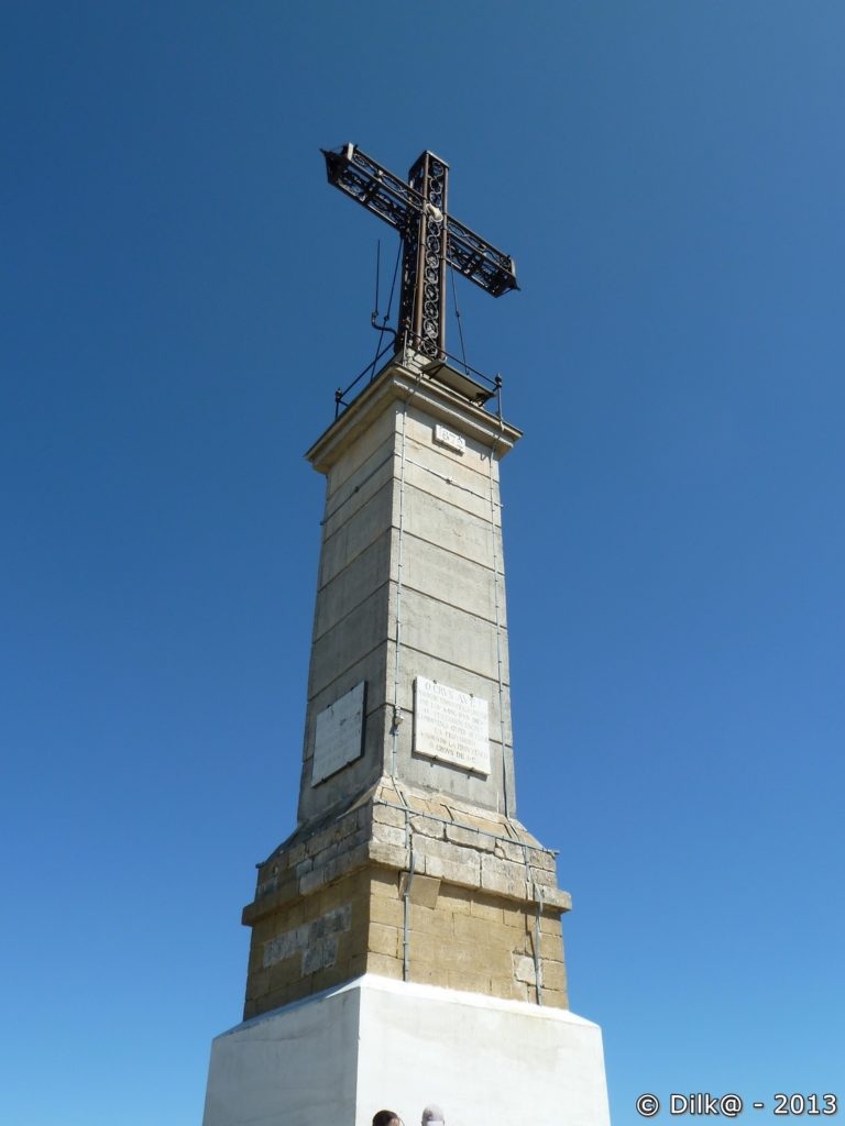 La croix au sommet de la montagne Sainte Victoire