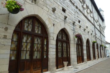 Rue Saint-Lys et la façade la plus importante du Palais de la Raymondie