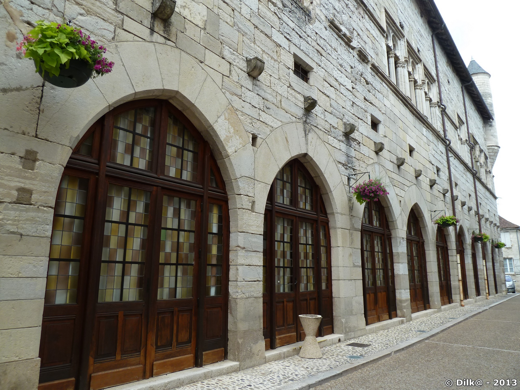 Rue Saint-Lys et la façade la plus importante du Palais de la Raymondie