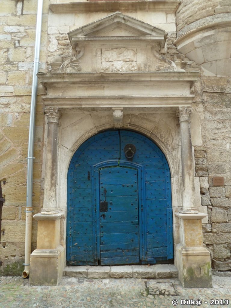 Hôtel de la Briance, datant du Moyen-Age et qui adopte le décor Renaissance sur son portail. On remarque le heurtoir de la porte qui se trouve à la hauteur d'un homme à cheval.
