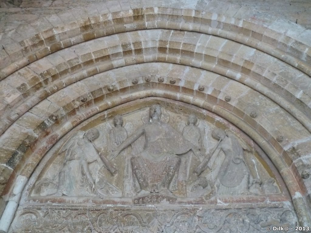 Le tympan du portail d'entrée de l'église avec des anges annonçant le jugement dernier et les ressuscités sortant de leur tombeau.