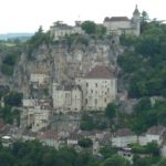 Rocamadour vue de loin donne la dimension de la ville accroché à la paroi rocheuse