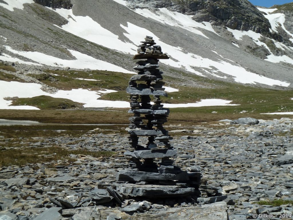 Sur le vallon du col de la Vanoise, des randonneurs ont laissé des cairns originaux