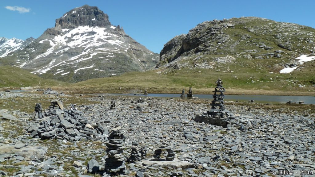 Sur le vallon du col de la Vanoise, des randonneurs ont laissé des cairns originaux