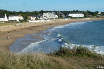 Les touristes sont nombreux sur la plage et dans l'eau