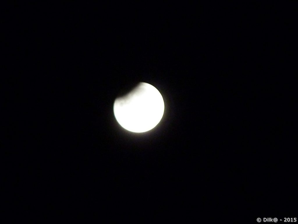 Début de l'éclipse de Lune (photo prise à 3 h 15)