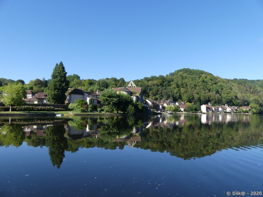 Beaulieu-sur-Dordogne vu depuis la gabare