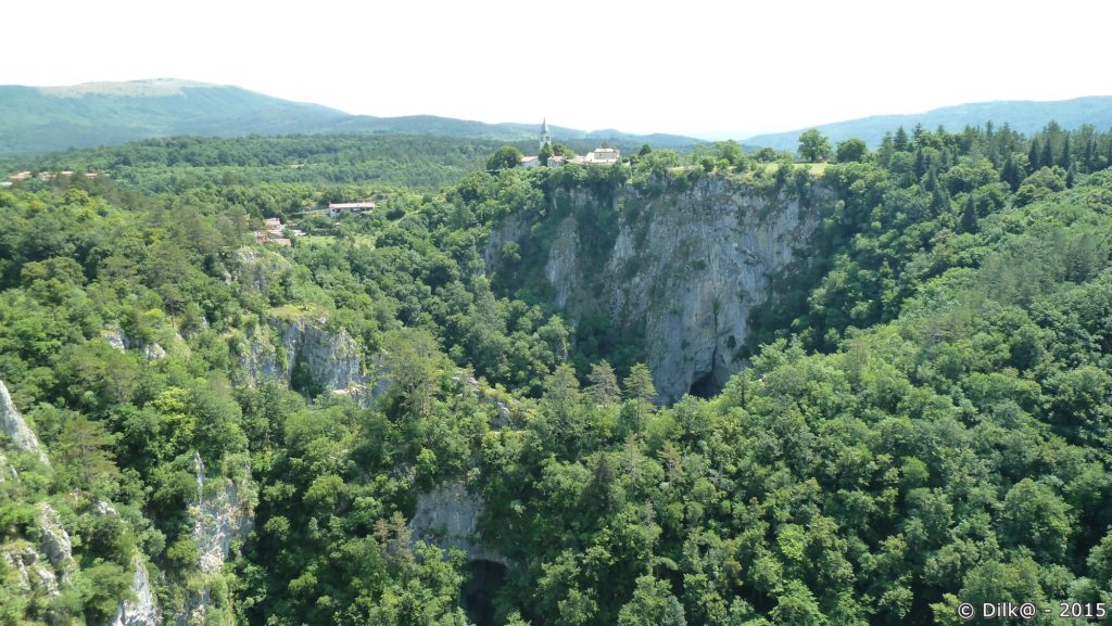 Le village de Škocjan et le canyon