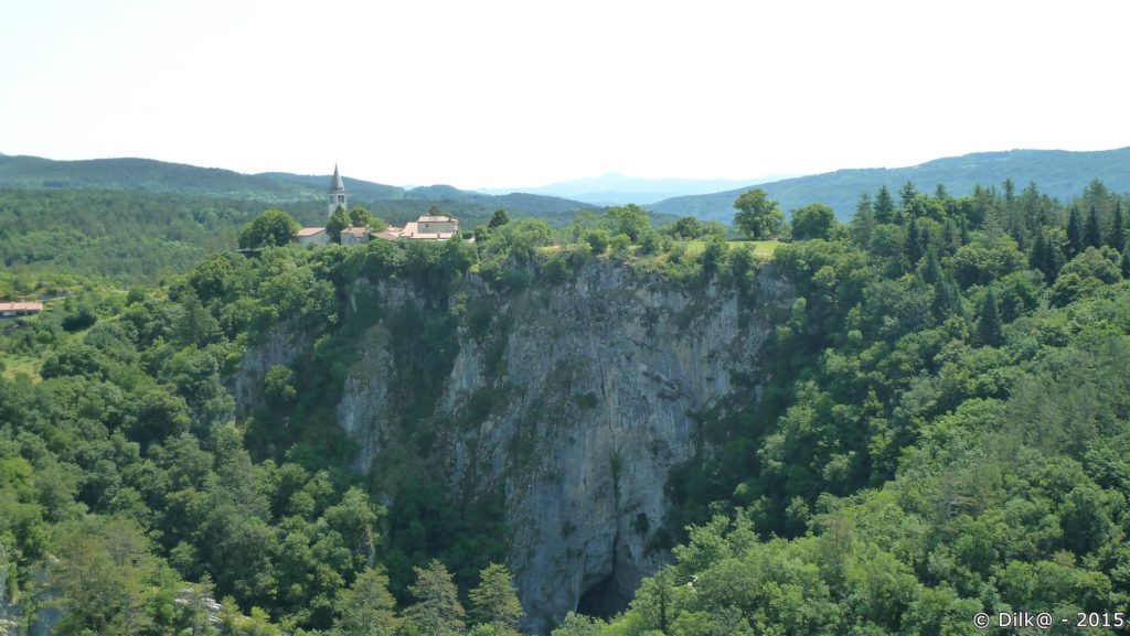 Le village de Škocjan et le canyon