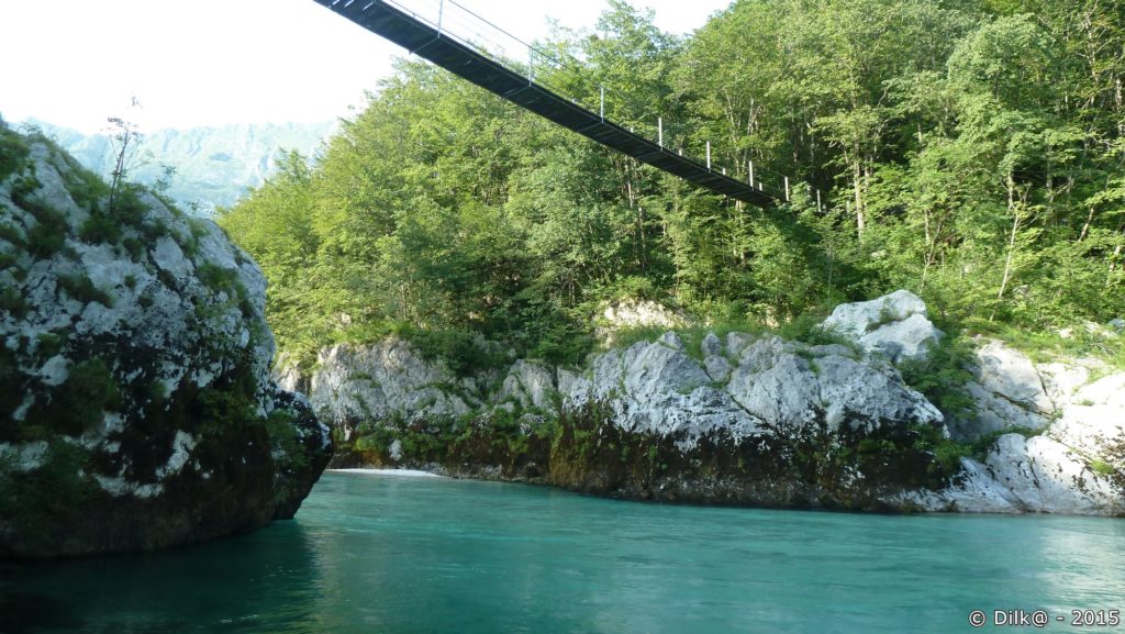 Passerelle sur la rivière Soča