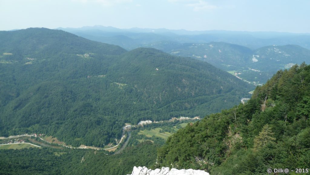 Le col de Firstov Rep offre une vue à 360° sur la vallée de la Kolpa et les villages croates sur les montagnes en face
