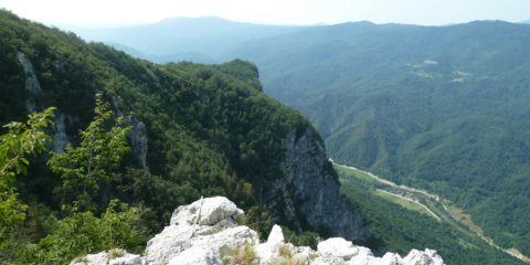 Le col de Firstov Rep offre une vue à 360° sur la vallée de la Kolpa et les villages croates sur les montagnes en face