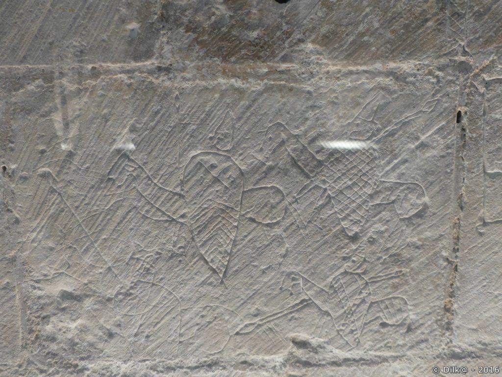 Les graffitis sur les murs de l'église de Moings