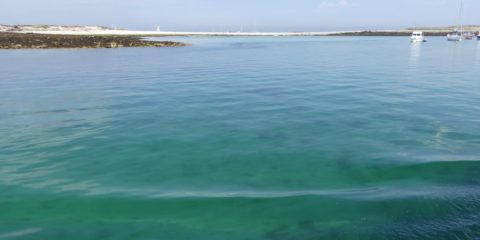 Le lagon bleu outremer des îles Glénan