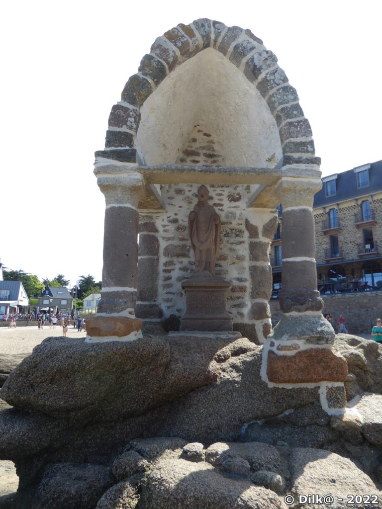L'oratoire de Saint-Guirec sur la plage de Saint-Guirec