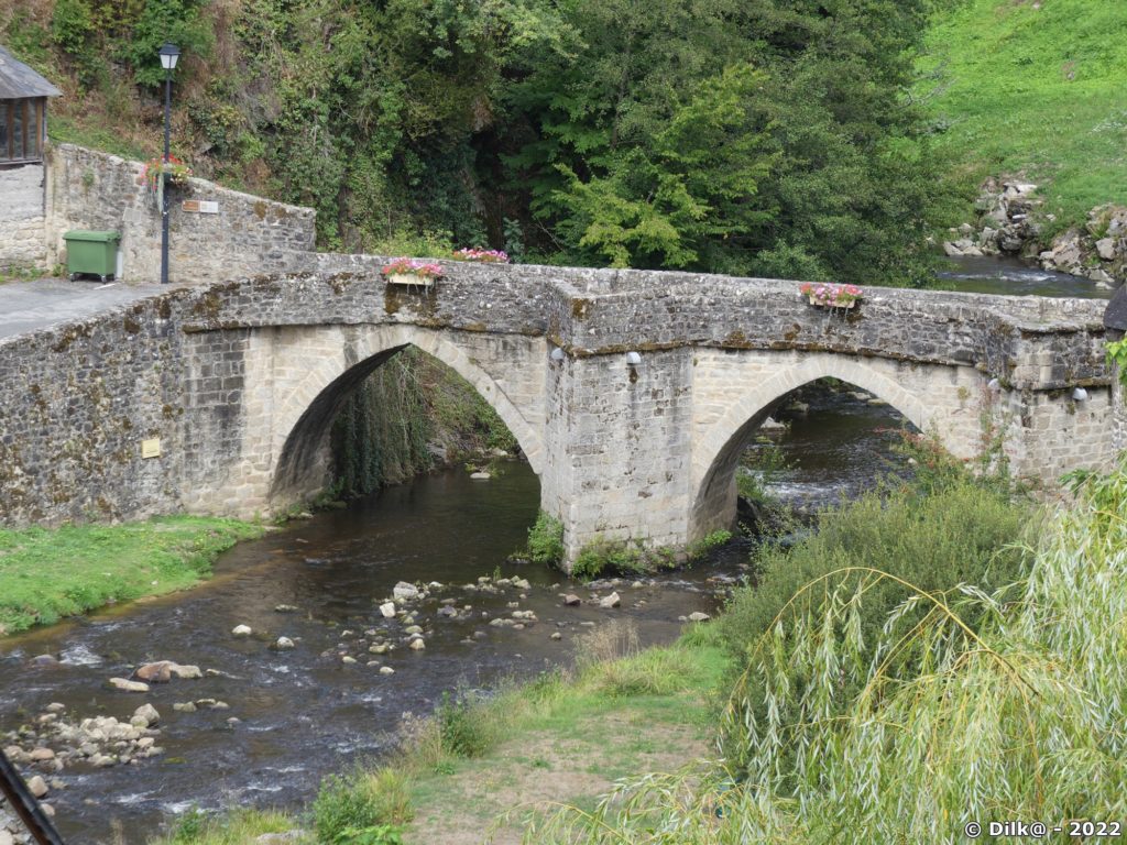 Le vieux pont de pierres du 13 ème siècle enjambe la Vézère