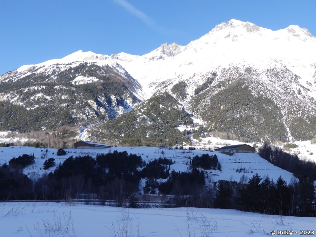 La Dent Parrachée domine le village de Termignon (3697 mètres d'altitude)