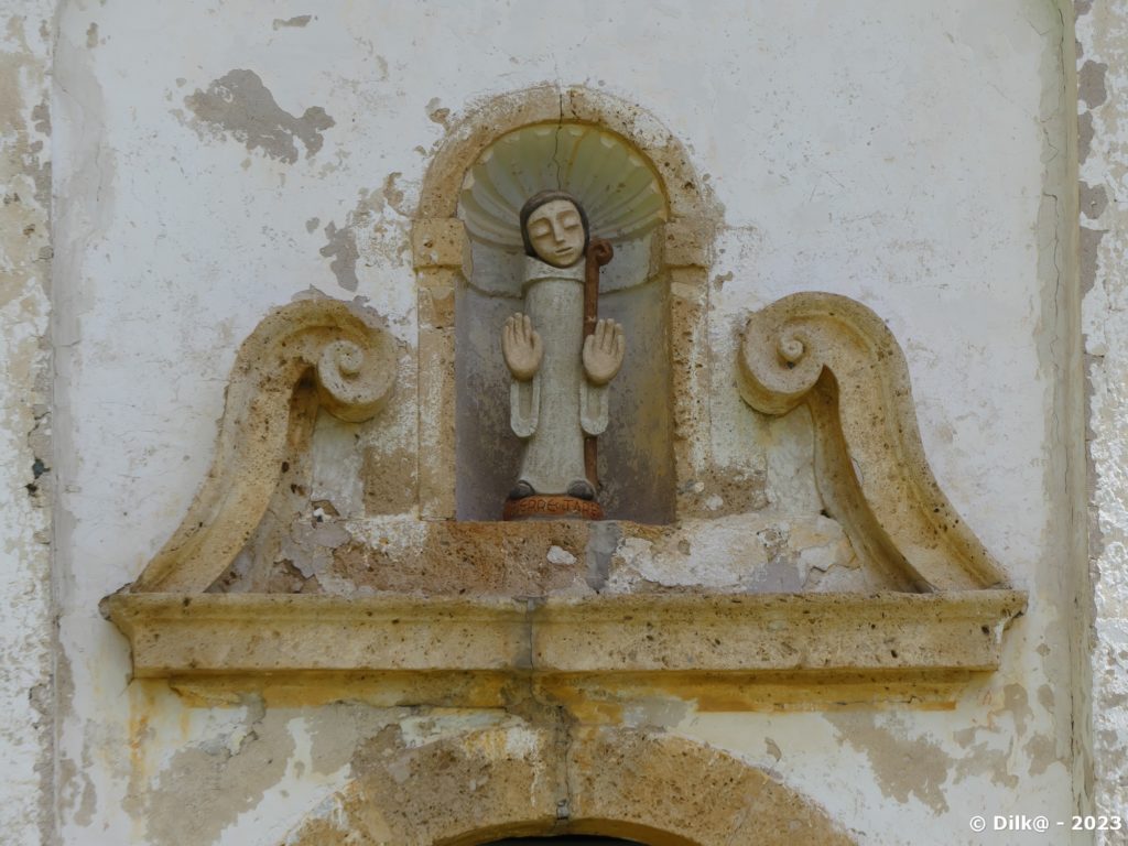 Sculptures au-dessus du porche de la chapelle